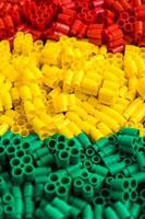 mattoni di plastica di rosso, giallo e verde. dettagli dei giocattoli. avvicinamento. foto