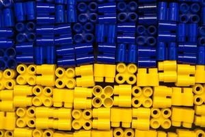 i mattoni di plastica sono gialli e blu come trama di sfondo foto