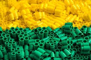 mattoni di plastica di giallo e verde. dettagli dei giocattoli. avvicinamento. foto