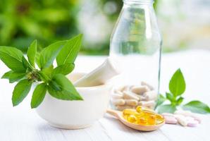 medicina alternativa capsula organica a base di erbe vitamina e omega 3 olio di pesce foto