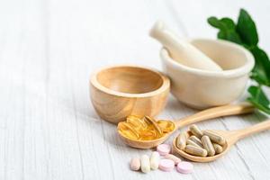 medicina alternativa capsula organica a base di erbe vitamina e omega 3 olio di pesce foto