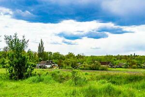 bellissimo orizzonte scenario nel villaggio prato su colore naturale sfondo foto