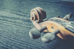 il violino sul tavolo, strumento musicale classico utilizzato nell'orchestra. foto