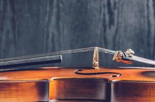 il violino sul tavolo, strumento musicale classico utilizzato nell'orchestra. foto