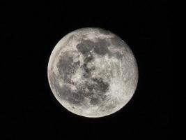 luna piena di notte, immagine del telescopio hdr foto