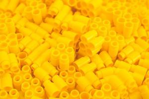 mattoni di plastica di colore giallo come trama di sfondo foto