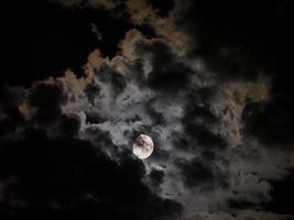 luce della luna dietro le nuvole foto