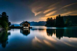 un' piccolo Casa si siede su il riva di un' lago a tramonto. ai-generato foto