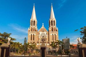 ingresso della cattedrale di santa maria situata a yangon in myanmar foto