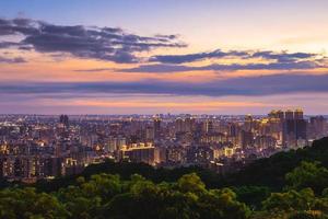 vista sulla città di taoyuan dal monte hutou a taiwan di notte foto