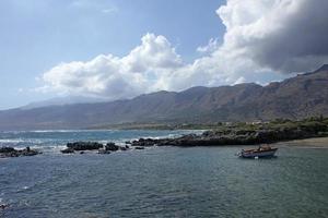 spiaggia frangokastello nell'isola di creta grecia moderna estate sfondo foto