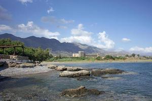 spiaggia frangokastello nell'isola di creta grecia moderna estate sfondo foto