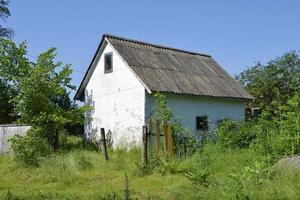 bellissimo vecchio edificio abbandonato fattoria in campagna foto