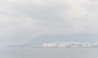 vista sulla città in una nebbiosa giornata estiva foto