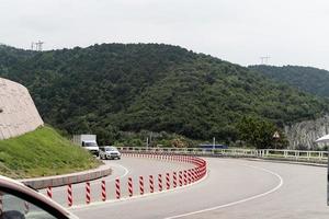 paesaggio con strada che corre sulla collina foto