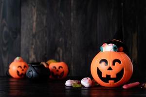 sfondo di halloween con jack o lanterns zucche con dolci