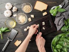 passo dopo passo la preparazione del pesto italiano. fase 4 - tagliare l'aglio foto