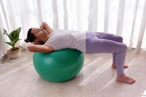 bella donna che allena pilates a casa foto