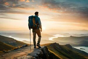un' uomo con un' zaino in piedi su un' montagna superiore a tramonto. ai-generato foto