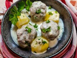 koenigsberger klopse Polpette e patate con capperi salsa tradizionale Tedesco cucina foto