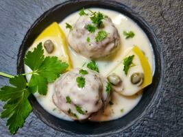 koenigsberger klopse Polpette e patate con capperi salsa tradizionale Tedesco cucina foto