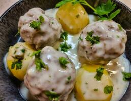 koenigsberger klopse Polpette e patate con capperi salsa tradizionale Tedesco cucina foto