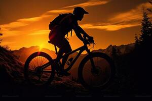 silhouette di ciclista equitazione bicicletta attraverso montagne. generativo ai foto