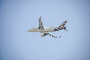 nuovo delhi, India, luglio 16 2023 - vistara airbus a320 neo prendere via a partire dal indra gandhi internazionale aeroporto delhi, vistara domestico aereo volante nel il blu cielo durante giorno tempo foto