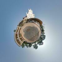 Portogallo cattolico Chiesa nel giungla tra palma alberi nel indiano tropico villaggio su poco pianeta nel blu cielo, trasformazione di sferico 360 panorama. sferico astratto Visualizza con curvatura di spazio. foto