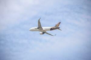 nuovo delhi, India, luglio 16 2023 - vistara airbus a320 neo prendere via a partire dal indra gandhi internazionale aeroporto delhi, vistara domestico aereo volante nel il blu cielo durante giorno tempo foto