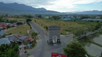 aereo Visualizza di monumento de centro punto osso Bolango, gorontalo a Alba foto