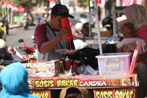 magelang indonesia.04 08 2023-alla griglia salsiccia Indonesia delizioso a strada cibo foto