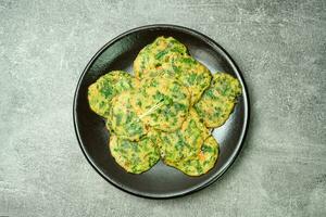 buchujeon, coreano Erba cipollina pancake, per preparare Questo piatto, Erba cipollina, julienne carota, e verde Pepe siamo misto con Farina e saltato in padella nel un' piatto, il giro, simile a una frittella forma. foto