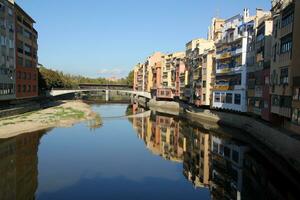 girona Spagna 06 11 2022 . girona è un' città nel catalogna nel nord-est Spagna, dire bugie su il banche di il onyar fiume. foto