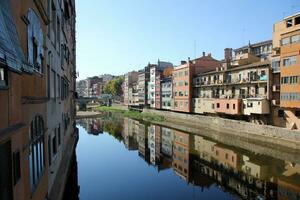 girona Spagna 06 11 2022 . girona è un' città nel catalogna nel nord-est Spagna, dire bugie su il banche di il onyar fiume. foto