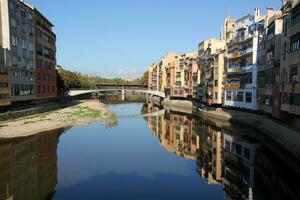 girona Spagna 06 11 2022 . girona è un' città nel catalogna nel nord-est Spagna, dire bugie su il banche di il onyar fiume. foto