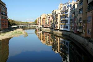 girona Spagna 06 11 2022 . girona è un' città nel catalogna nel nord-est Spagna, dire bugie su il banche di il onyar fiume. foto