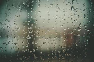sfondo e carta da parati di gocce di pioggia e gocce d'acqua sulla finestra. foto