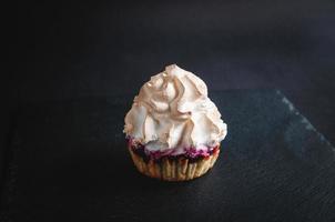 muffin su uno sfondo nero. su uno sfondo scuro foto