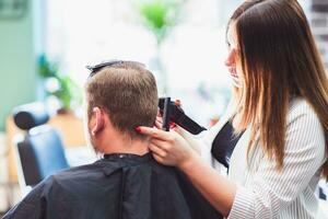 parrucchiere donna taglio un' dell'uomo capelli nel un' barbiere foto