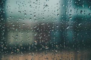 sfondo e carta da parati di gocce di pioggia e gocce d'acqua sulla finestra. foto