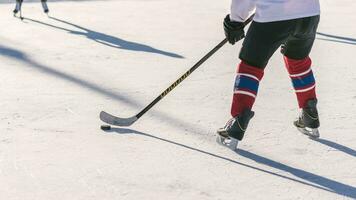 il uomo giochi hockey su il pista foto