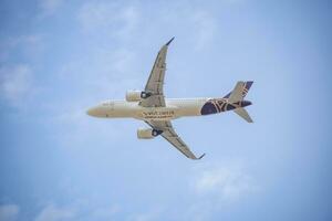 nuovo delhi, India, luglio 16 2023 - vistara airbus a320 neo prendere via a partire dal indra gandhi internazionale aeroporto delhi, vistara domestico aereo volante nel il blu cielo durante giorno tempo foto