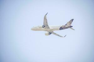 nuovo delhi, India, luglio 16 2023 - vistara airbus a320 neo prendere via a partire dal indra gandhi internazionale aeroporto delhi, vistara domestico aereo volante nel il blu cielo durante giorno tempo foto