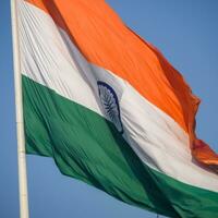 sventolando la bandiera indiana, bandiera dell'india, bandiera indiana che svolazza in alto a connaught place con orgoglio nel cielo blu, bandiera indiana, har ghar tiranga, sventolando la bandiera indiana foto