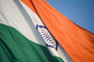 sventolando la bandiera indiana, bandiera dell'india, bandiera indiana che svolazza in alto a connaught place con orgoglio nel cielo blu, bandiera indiana, har ghar tiranga, sventolando la bandiera indiana foto