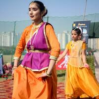 nuovo delhi, India - luglio 01 2023 - bharathanatyam indiano classico odissi ballerini l'esecuzione a palcoscenico. bellissimo indiano ragazza ballerini nel il posizione di indiano danza. indiano classico danza bharatanatyam foto