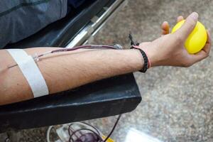 donatore di sangue al campo di donazione di sangue tenuto con una palla rimbalzante tenuta in mano al tempio di balaji, immagine per la giornata mondiale del donatore di sangue il 14 giugno di ogni anno, delhi, india, immagine per la giornata mondiale del donatore di sangue il 14 giugno foto