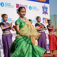 nuovo delhi, India - luglio 01 2023 - bharathanatyam indiano classico odissi ballerini l'esecuzione a palcoscenico. bellissimo indiano ragazza ballerini nel il posizione di indiano danza. indiano classico danza bharatanatyam foto