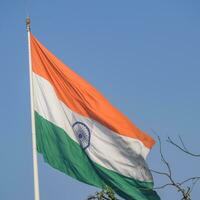 sventolando la bandiera indiana, bandiera dell'india, bandiera indiana che svolazza in alto a connaught place con orgoglio nel cielo blu, bandiera indiana, har ghar tiranga, sventolando la bandiera indiana foto